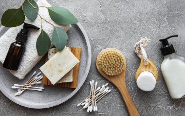 Sıfır atık doğal kozmetik ürünleri beton arka planda. Düz yatıyordu. 