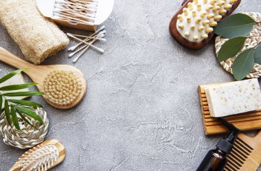 Sıfır atık doğal kozmetik ürünleri beton arka planda. Düz yatıyordu. 