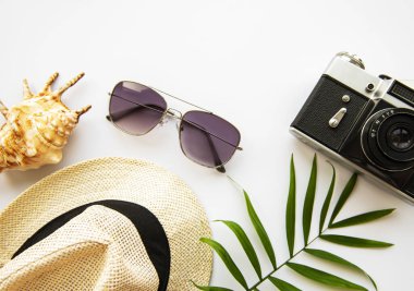 Gezgin 'in aksesuarlarının yukarıdan görünüşü. Önemli tatil eşyaları. Seyahat konsepti. Düz yatıyordu