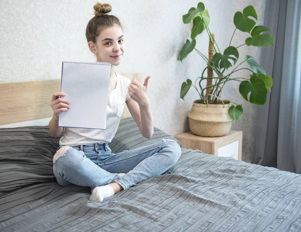 Skolepige Studerer Derhjemme Ved Hjælp Bærbar Computer Bliv Hjemme Online - Stock-foto