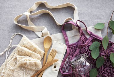 Pamuk torbalar, yeniden kullanılabilir cam kavanozlar ve bambu çatal bıçaklar. Sıfır atık. Çevre dostu. Düz yatıyordu