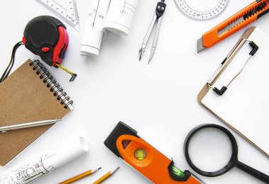 Mimari işyeri üst görünümü. Mimari proje, planlar, masanın üzerindeki şablonlar. İnşaat geçmişi. Mühendislik aletleri. Boşluğu kopyala