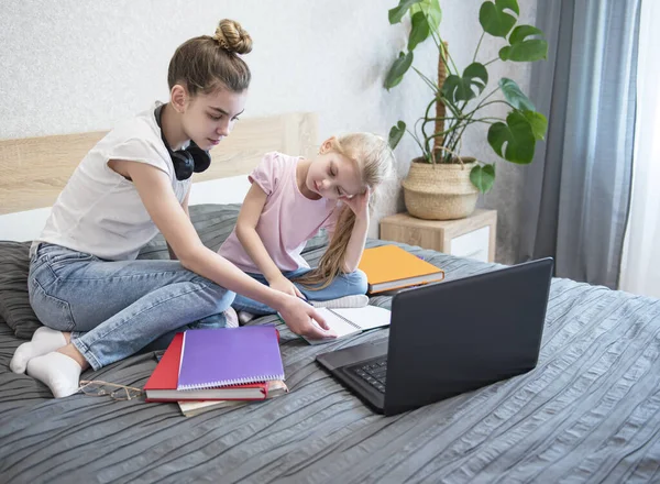 Søstre Studerer Computeren Online Sengen Fjernundervisning Karantæne Hjemme Koncept - Stock-foto