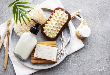 Sıfır atık doğal kozmetik ürünleri beton arka planda. Düz yatıyordu. 