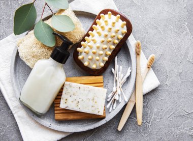 Sıfır atık doğal kozmetik ürünleri beton arka planda. Düz yatıyordu. 