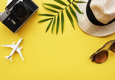 Gezgin 'in aksesuarlarının yukarıdan görünüşü. Önemli tatil eşyaları. Seyahat konsepti. Düz yatıyordu