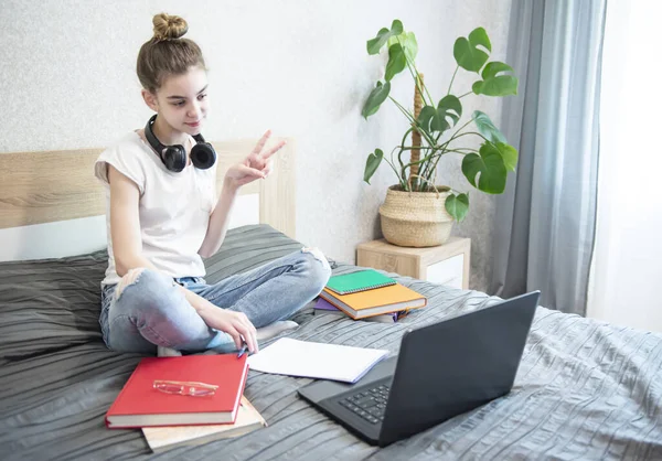 Teen Girl Uses Laptop Home Distance Learning Concept — Stock Photo, Image