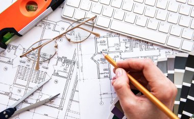 Mimari işyeri üst görünümü. Mimari proje, planlar, masanın üzerindeki şablonlar. İnşaat geçmişi. Mühendislik aletleri. Boşluğu kopyala