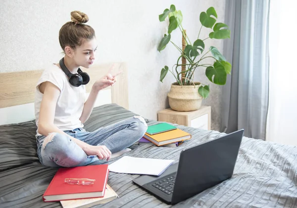 Teen Girl Uses Laptop Home Distance Learning Concept — Stock Photo, Image