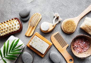 Sıfır atık doğal kozmetik ürünleri beton arka planda. Düz yatıyordu. 