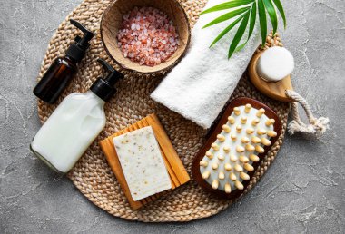 Sıfır atık doğal kozmetik ürünleri beton arka planda. Düz yatıyordu. 