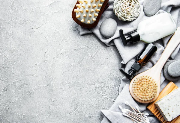 Sıfır atık doğal kozmetik ürünleri beton arka planda. Düz yatıyordu. 