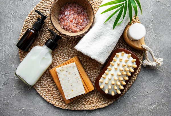 Sıfır atık doğal kozmetik ürünleri beton arka planda. Düz yatıyordu. 