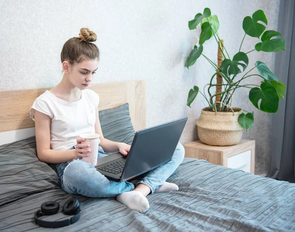 Teen Girl Uses Laptop Home Distance Learning Concept — Stock Photo, Image