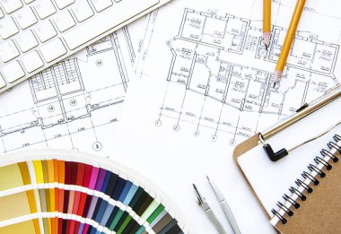 Mimari işyeri üst görünümü. Mimari proje, planlar, masanın üzerindeki şablonlar. İnşaat geçmişi. Mühendislik aletleri. Boşluğu kopyala