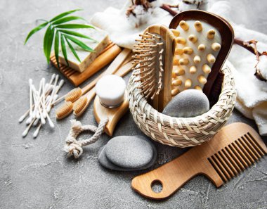 Sıfır atık doğal kozmetik ürünleri beton arka planda. Düz yatıyordu. 