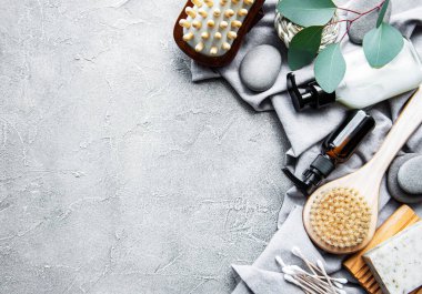 Sıfır atık doğal kozmetik ürünleri beton arka planda. Düz yatıyordu. 