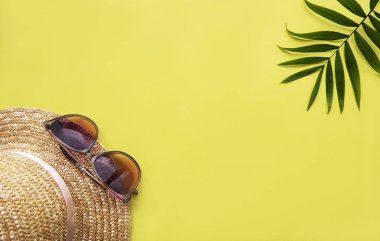 Gezgin 'in aksesuarlarının yukarıdan görünüşü. Önemli tatil eşyaları. Seyahat konsepti. Düz yatıyordu