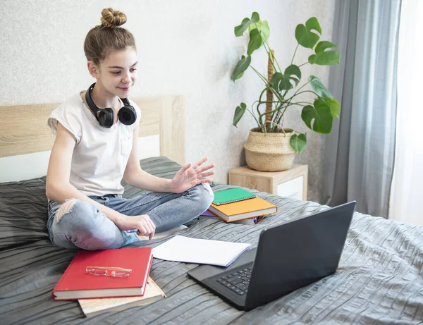 Teen Girl Uses Laptop Home Distance Learning Concept — Stock Photo, Image