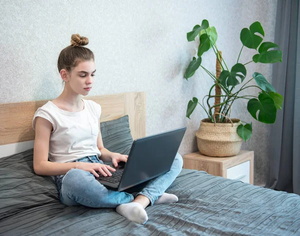 Schoolgirl Studying Home Using Laptop Stay Home Online Education Home — Stock Photo, Image
