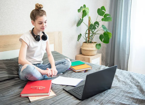 Teen Girl Uses Laptop Home Distance Learning Concept — Stock Photo, Image