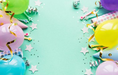 Mutlu yıllar ya da parti geçmişi. Doğum günü balonları, konfeti ve pastel yeşil arka planda kurdeleler. Üst Manzara. Boşluğu kopyala.