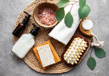 Sıfır atık doğal kozmetik ürünleri beton arka planda. Düz yatıyordu. 