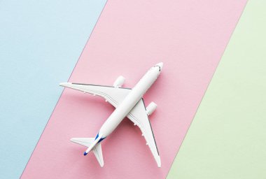 Model uçak, pastel renkli arka plan. Düz dizayn..