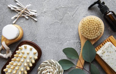 Sıfır atık doğal kozmetik ürünleri beton arka planda. Düz yatıyordu. 