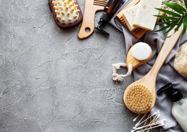 Sıfır atık doğal kozmetik ürünleri beton arka planda. Düz yatıyordu. 