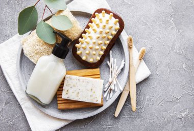Sıfır atık doğal kozmetik ürünleri beton arka planda. Düz yatıyordu. 