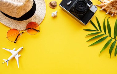 Gezgin 'in aksesuarlarının yukarıdan görünüşü. Önemli tatil eşyaları. Seyahat konsepti. Düz yatıyordu