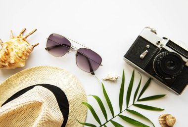 Gezgin 'in aksesuarlarının yukarıdan görünüşü. Önemli tatil eşyaları. Seyahat konsepti. Düz yatıyordu