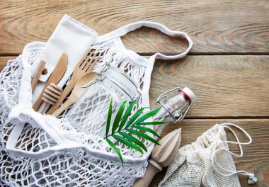 Pamuk torbaları, yeniden kullanılabilir cam kavanozlar, bambu ve ahşap çatal bıçaklar. Sıfır atık. Çevre dostu. Düz yatıyordu