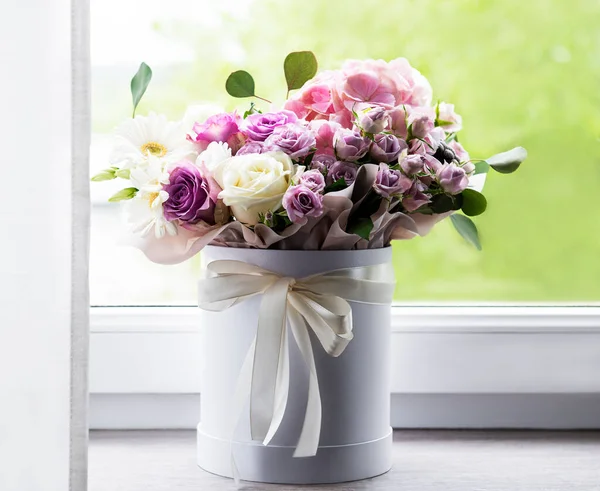 Красивые Цветы Розовые Гортензии Розы Белой Круглой Коробке Подоконнике — стоковое фото