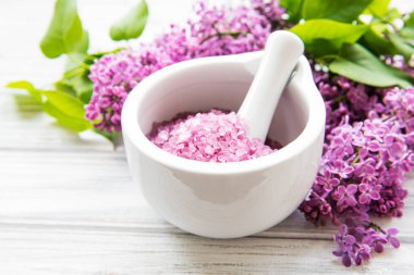 Havanda deniz tuzu ve leylak çiçekleri. 