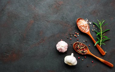 Koyu beton arka plandaki baharatların üst görüntüsü. Düz yatıyordu. 