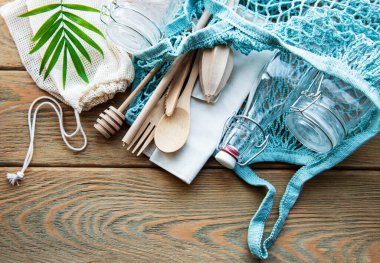 Pamuk torbaları, yeniden kullanılabilir cam kavanozlar, bambu ve ahşap çatal bıçaklar. Sıfır atık. Çevre dostu. Düz yatıyordu