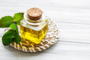 Ahşap zemin üzerinde nane aromalı gerekli aroma yağı..