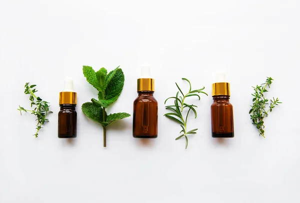 Concept Aromathérapie Huile Aromatique Herbes Menthe Romarin Thym Sur Fond — Photo