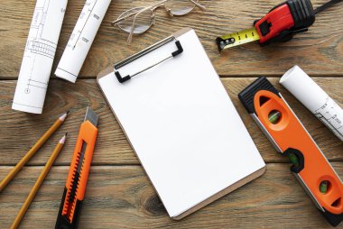 Mimari işyeri üst görünümü. Mimari proje, planlar, masanın üzerindeki şablonlar. İnşaat geçmişi. Mühendislik aletleri. Boşluğu kopyala