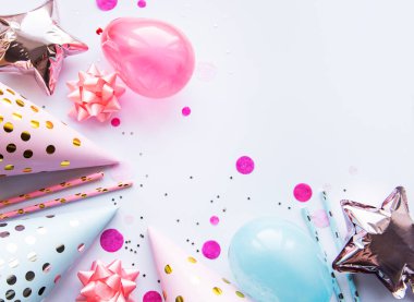 Mutlu yıllar ya da parti geçmişi. Beyaz arka planda doğum günü balonları, konfeti ve kurdeleler vardı. Üst Manzara. Boşluğu kopyala.