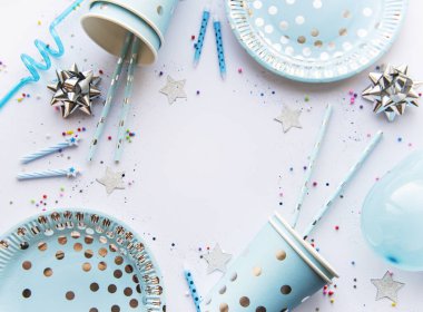 Doğum günü süslemeleri. Yukarıdan ücretsiz metin alanı olan tablo ayarı. Düz yatış, üst görünüm