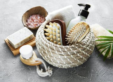 Sıfır atık doğal kozmetik ürünleri beton arka planda. Düz yatıyordu. 