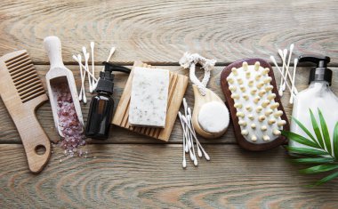 Sıfır doğal kozmetik ürünlerini ahşap arka planda ziyan ediyor. Düz yatıyordu. 