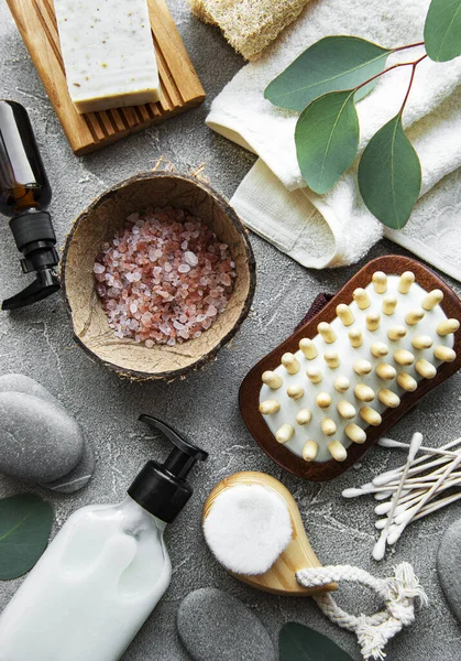 Sıfır atık doğal kozmetik ürünleri beton arka planda. Düz yatıyordu. 