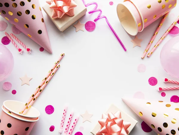 Joyeux Anniversaire Ou Fond De Fete Plat Lay Chapeaux D Anniversaire Wtih Confettis Et Rubans Sur Fond Blanc Vue Du Dessus Espace De Copie Rose Celebrez Stock Photo Joyeux Anniversaire Ou Fond De Fete Plat Lay Chapeaux D Anniversaire Wtih Confettis Et Rubans Sur Fond Blanc Vue Du Dessus Espace De Copie Rose Celebrez Stock Photo