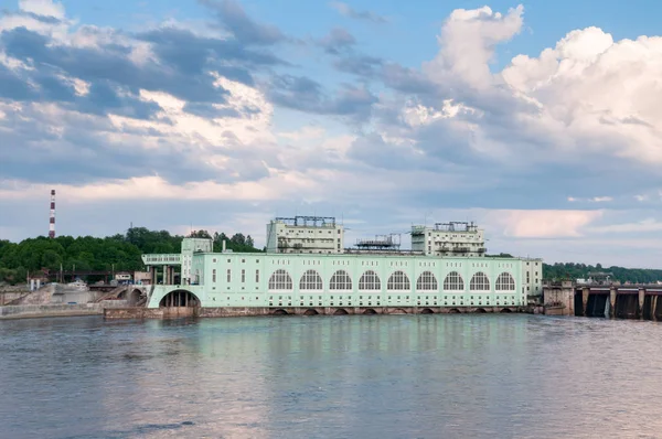 Paesaggio di estate con una vista della statio idroelettrica Volkhov — Foto Stock