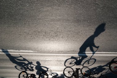 Uzun gölgeler bisikletçiler