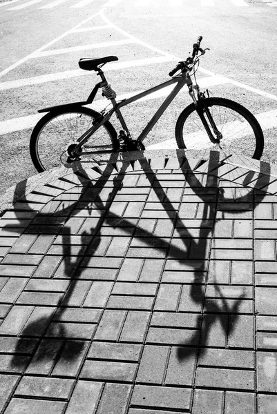 बाईक आणि सावली — स्टॉक फोटो, इमेज